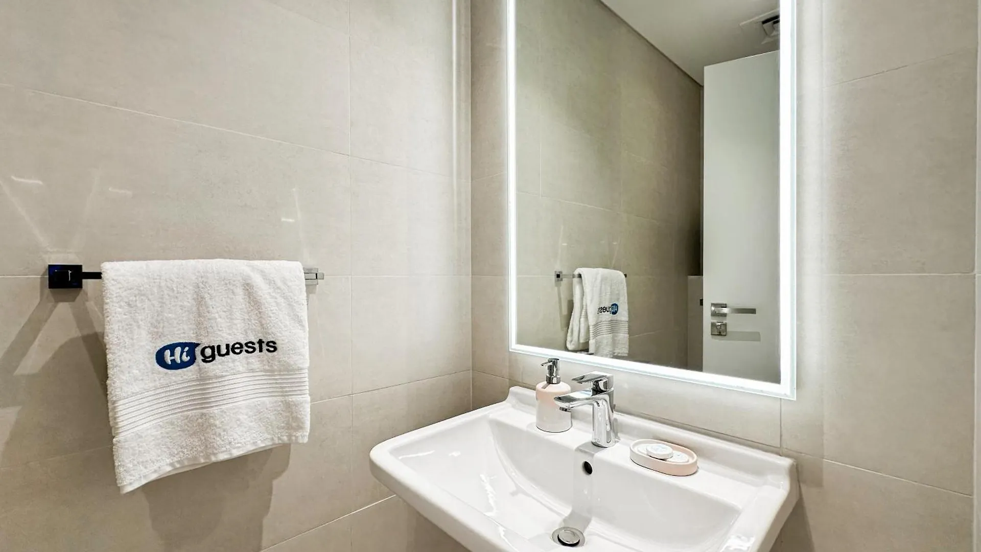 Higuests - Luxurious Boho Beach 2Br Apartment In La Mer Dubaj
